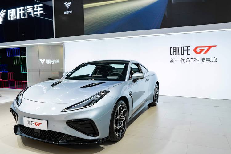 佛山58哪吒汽车在智能汽车领域的表现，领途汽车在新能源汽车市场中的影响力